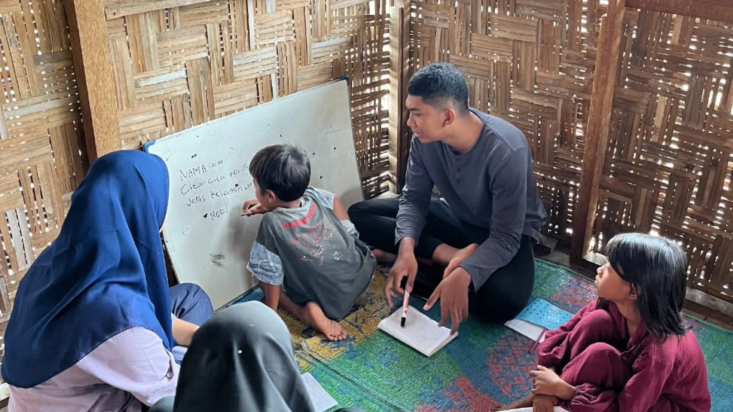 Perjalanan Pengabdian Desa Pesisir: Kisah Muammar Mengajar Anak-Anak Kurandak